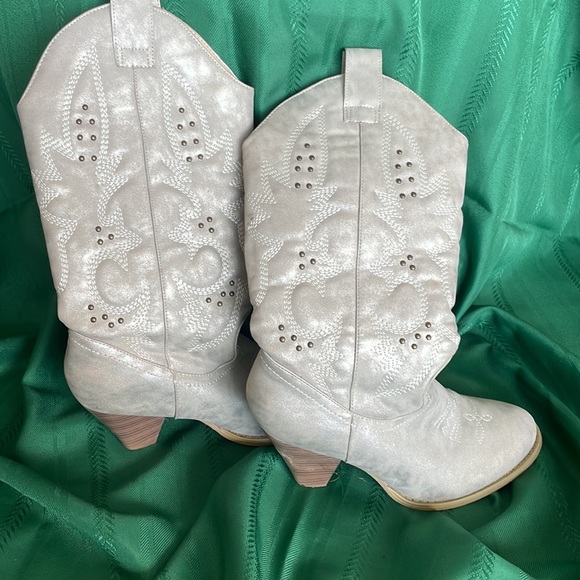 COPY - Size 8M Hot Tomato Boots like new, worn once, not in original box - Picture 3 of 5